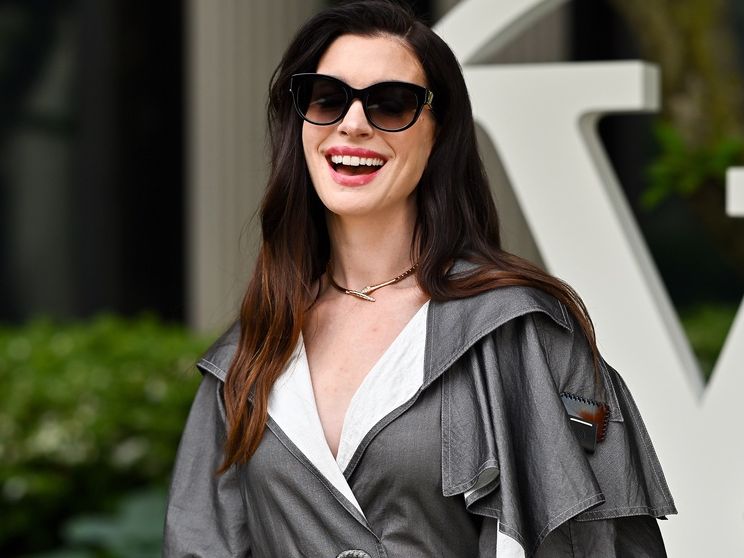 Δεν περιμέναμε αυτή την αλλαγή από την Anne Hathaway, αλλά καταλήξαμε ότι ήταν ένα touch ανανέωσης