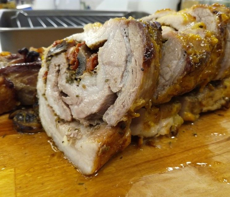 Ρολό χοιρινό γεμιστό με μανιτάρια, λιαστή ντομάτα και γραβιέρα κρήτης