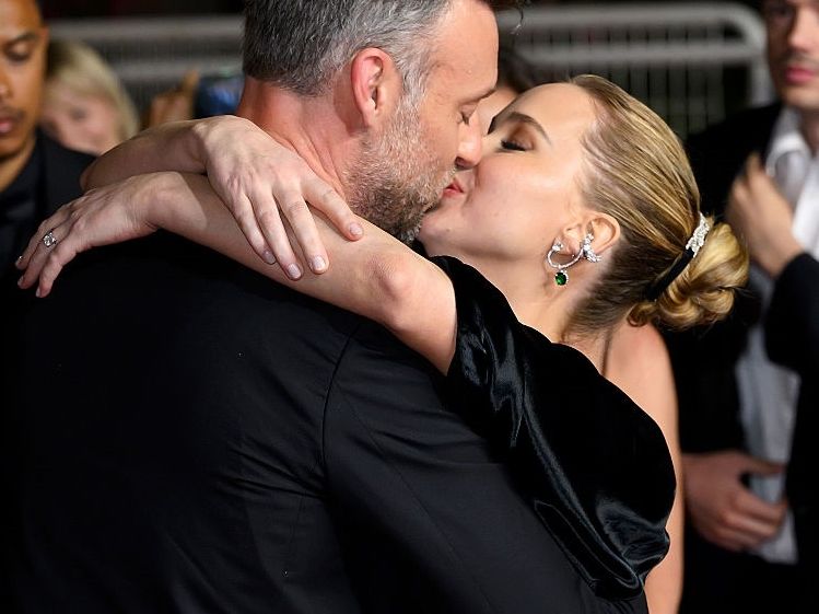 Η Jennifer Lawrence αποκαλύπτει τι κρατά «ζωντανό» τον γάμο της και δηλώνει μαμά πλήρους απασχόλησης