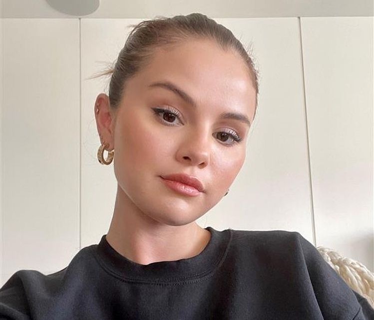 Η Selena Gomez δεν κοιμάται χωρίς να κάνει ντεμακιγιάζ - Το TikTok video με την beauty routine της