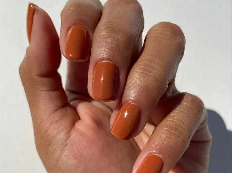 Αν αγαπάς την αλμυρή καραμέλα, αυτά τα 7 καφέ manicure θα απογειώσουν το sunkissed skin σου