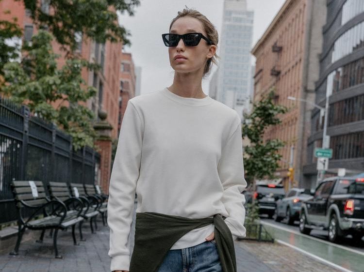 Πώς να αφαιρέσεις τους λεκέδες από ιδρώτα στα t-shirts με ένα σπιτικό κόλπο