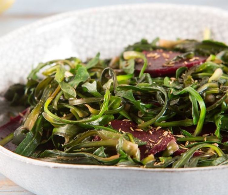 Άκης Πετρετζίκης: Γρήγορη σαλάτα με παντζάρια