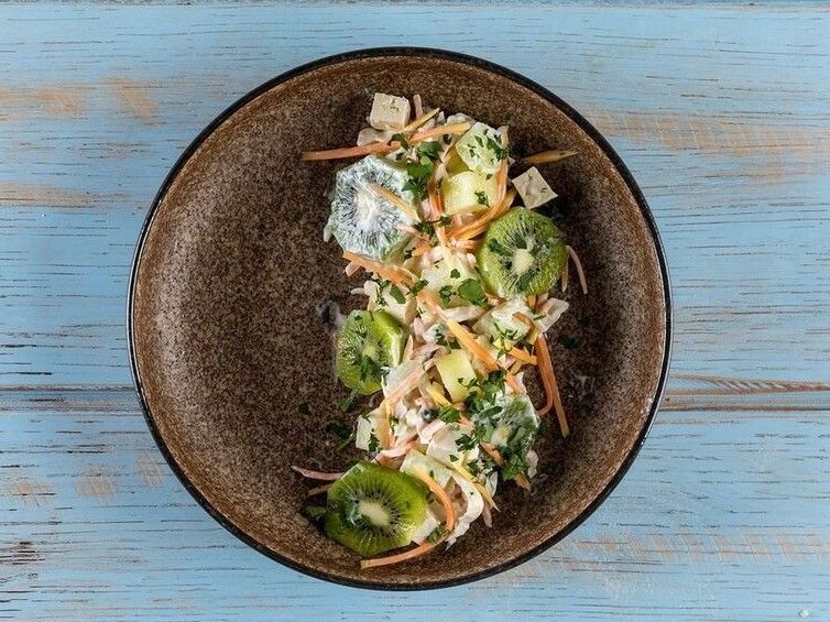 Άκης Πετρετζίκης: Σαλάτα με παπάγια και ακτινίδιο