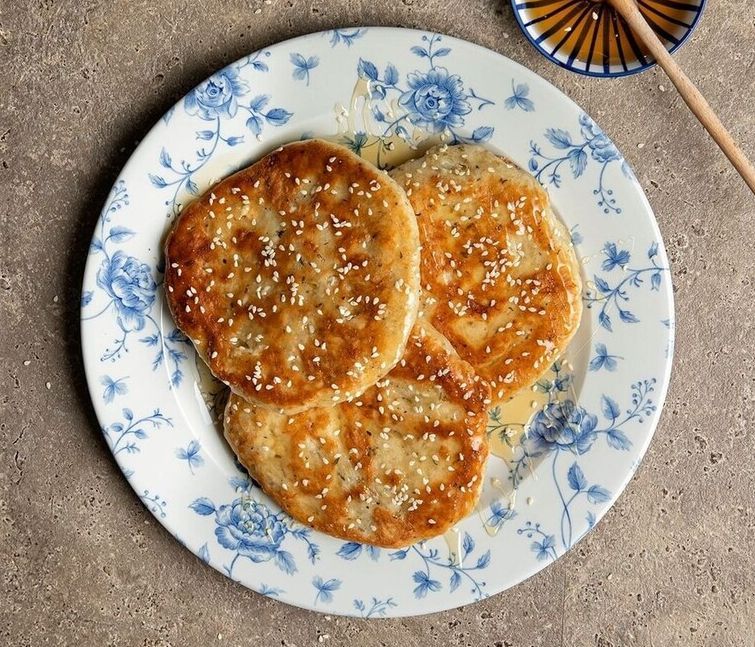 Άκης Πετρετζίκης: Τηγανόψωμο με φέτα