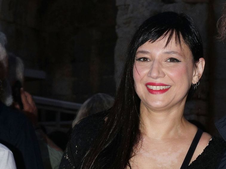 Η Αθηναΐς Νέγκα ποζάρει με μπικίνι & το τρόλ για το παχάκι και τα... αγγούρια παίρνει χειροκρότημα