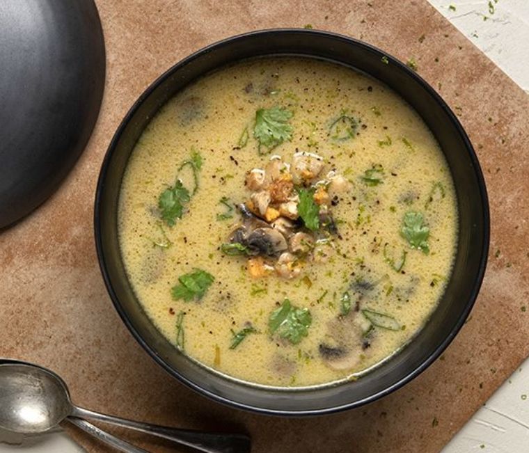 Άκης Πετρετζίκης: Εξωτική σούπα με κοτόπουλο