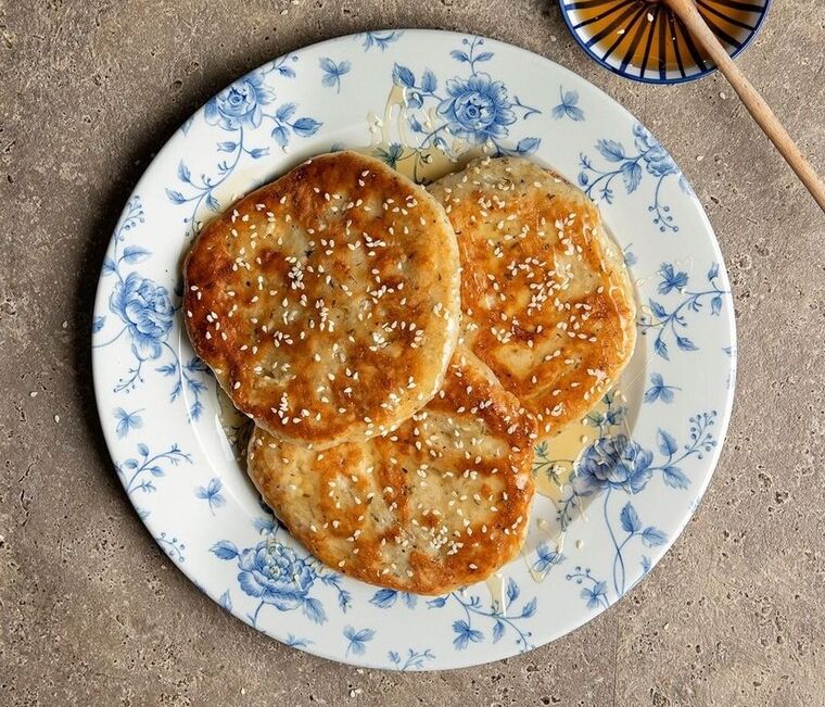 Άκης Πετρετζίκης: Τηγανόψωμο με φέτα