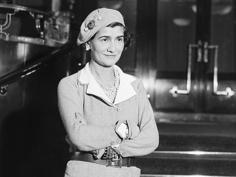 142 χρόνια Coco Chanel: Στα 50 είχε το πρόσωπο που αξίζει & δεν «έπαθε» ποτέ το «σύνδρομο της θείας»