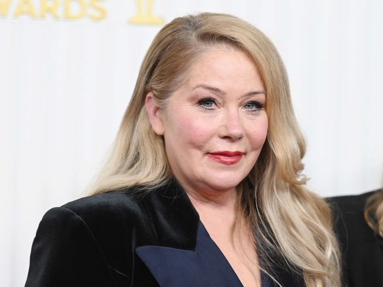 Christina Applegate: Νοσηλεύεται εν μέσω της μάχης της με τη σκλήρυνση κατά πλάκας