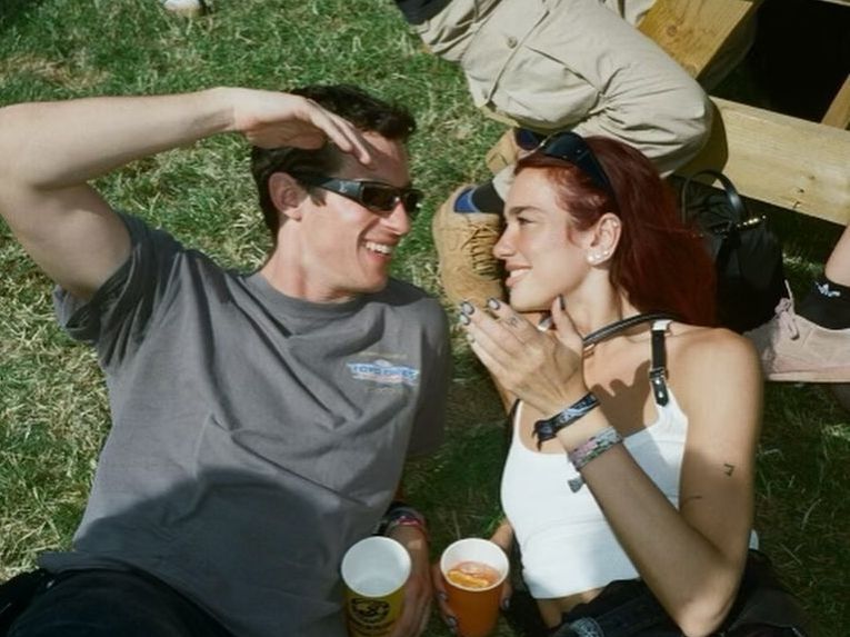 Ο Callum Turner απόλαυσε την Dua Lipa στο Glastonbury και για πρώτη φορά εμφανίστηκαν σαν ζευγάρι