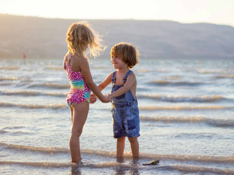 Beach report: 5 παραλίες με άμμο στην Αττική για ασφαλές παιχνίδι και βουτιές με τα παιδιά