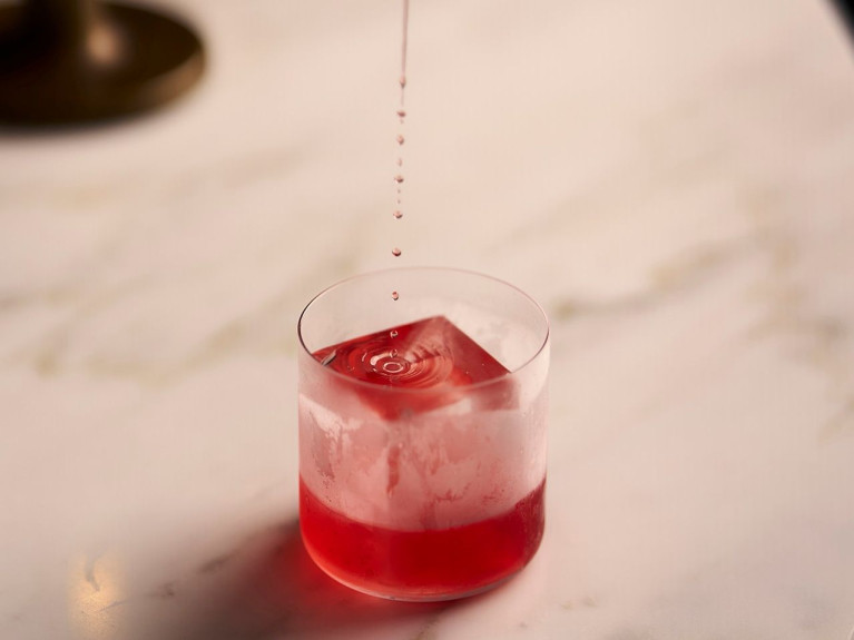 Ένα διαδραστικό cocktail menu μας συνδέει με τις 4 εποχές μέσα από όλες μας τις αισθήσεις