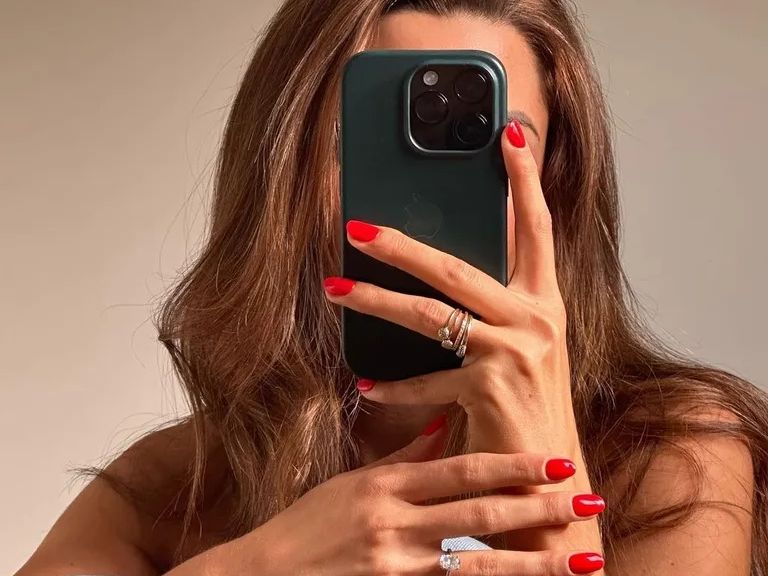 Red nail theory: Μπορεί το κόκκινο mani να ενισχύσει την αυτοπεποίθηση; Τι λένε οι beauty lovers