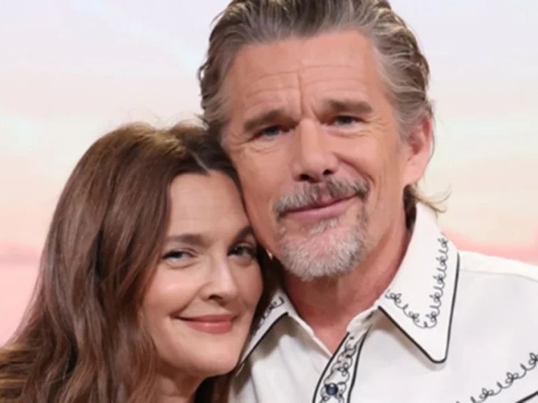 Βρε Ethan Hawke, τώρα θυμήθηκες να φλερτάρεις τη Drew Barrymore; Ένας διάλογος μόνο με red flags