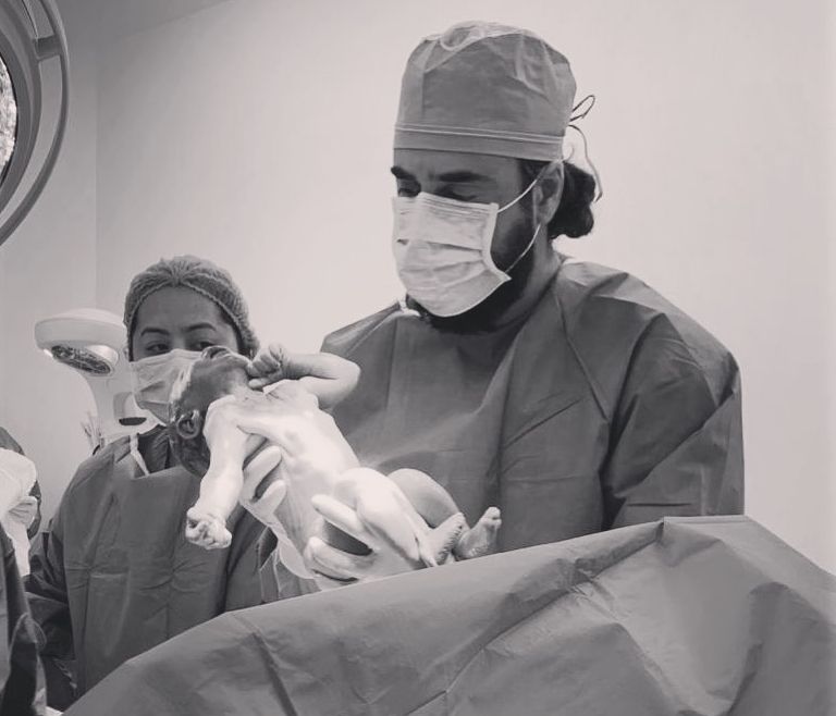 Νεογέννητο τραβάει την μάσκα του μαιευτήρα και γίνεται viral