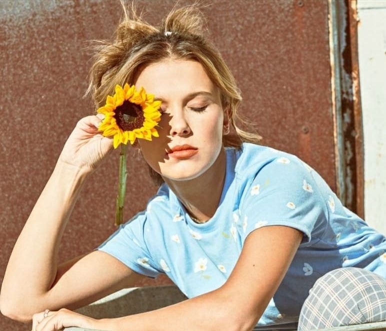 Η Millie Bobby Brown χορεύει Miley Cyrus και ρίχνει το Instagram
