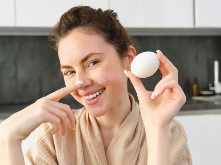 Δυσκολεύεσαι να ξεφλουδίσεις τα αυγά; Αρκεί μια αλλαγή στο μαγείρεμα και το τσόφλι φεύγει αμέσως