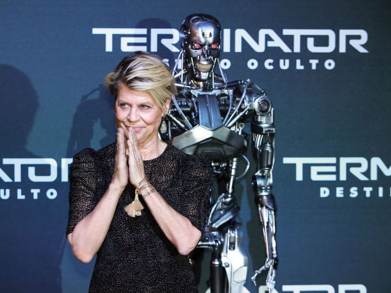 Η Linda Hamilton γίνεται 70 και η Sarah Connor δεν ήταν ποτέ πιο επίκαιρη