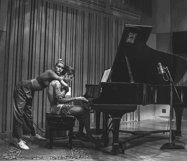 Ο Justin Bieber είναι τρελά ερωτευμένος και αυτό βγαίνει προς τα έξω (photos)