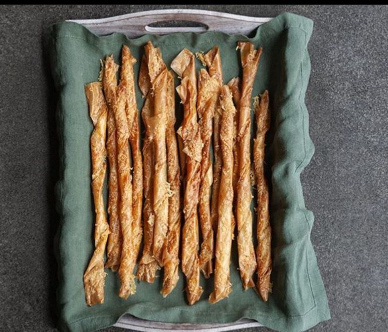 Άκης Πετρετζίκης: Κριτσίνια παρμεζάνας από φύλλο κρούστας