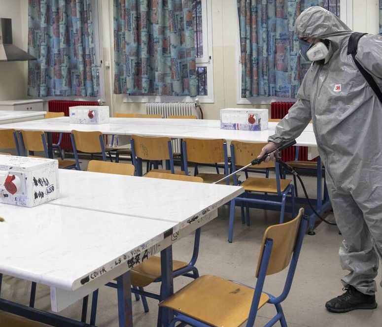 Κλείνουν τα σχολεία σε όλη την Ελλάδα για δύο εβδομάδες