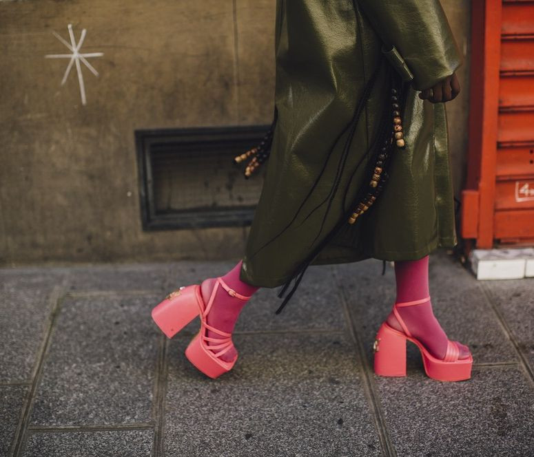Τα platformed highheels είναι τάση και η JLo τα φοράει ήδη -Μάθε τα πάντα για το πιο hot shoe trend