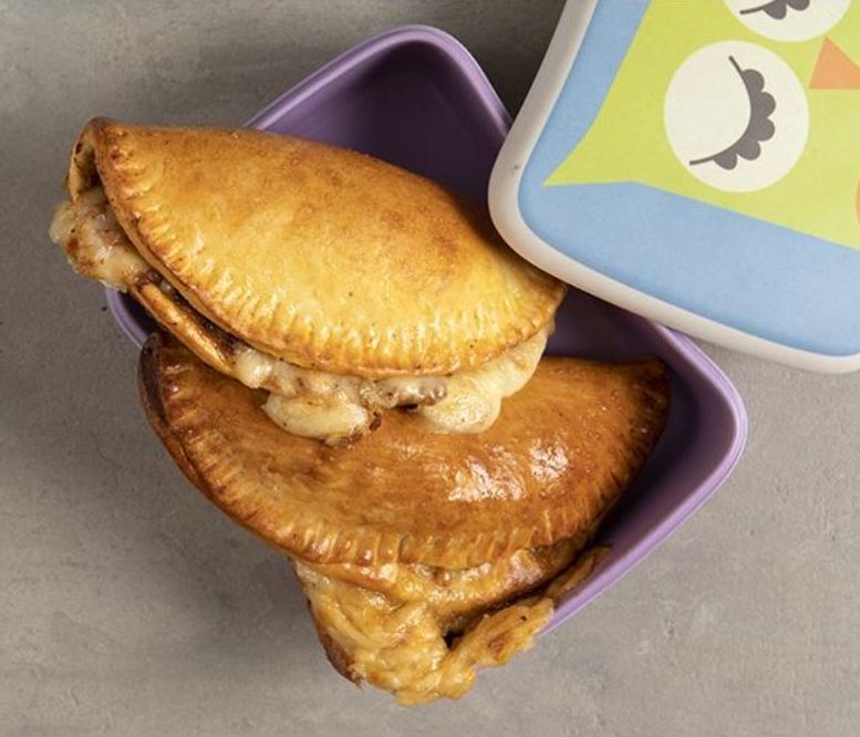 Άκης Πετρετζίκης: Καλτσόνε με κιμά