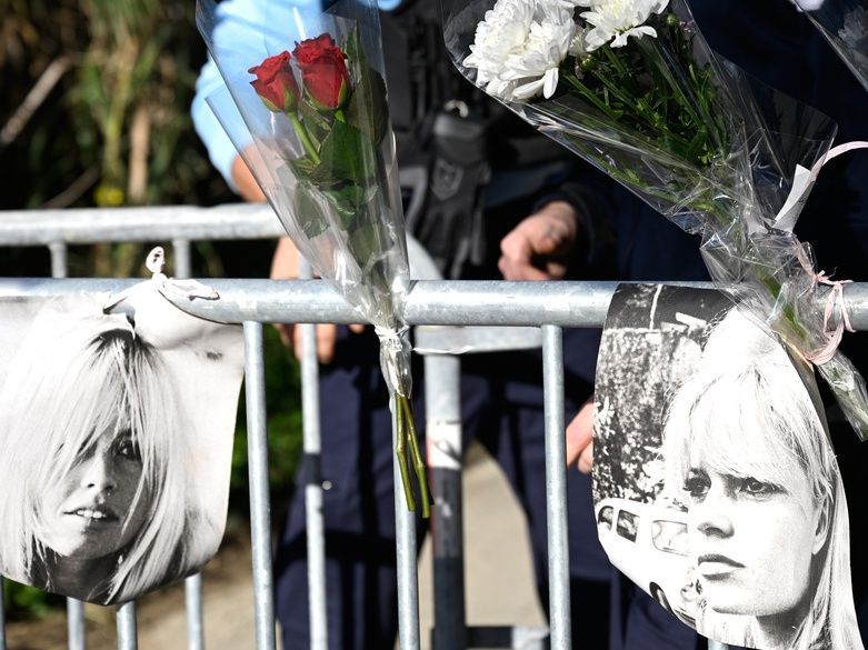 Χιλιάδες Γάλλοι στο ύστατο «αντίο» στη Brigitte Bardot & η αποκάλυψη για τη μάχη της με τον καρκίνo