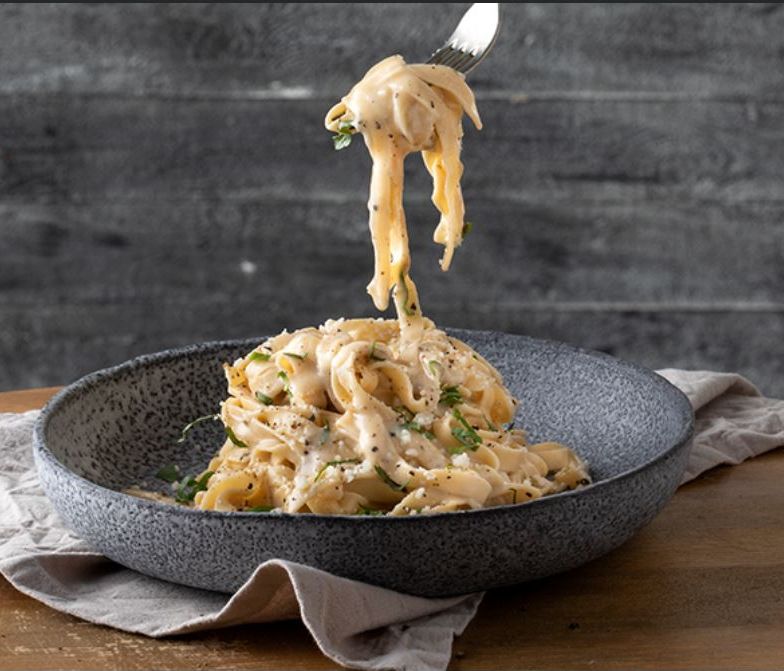 Άκης Πετρετζίκης: Σπιτικά λιγκουίνι cacio e pepe