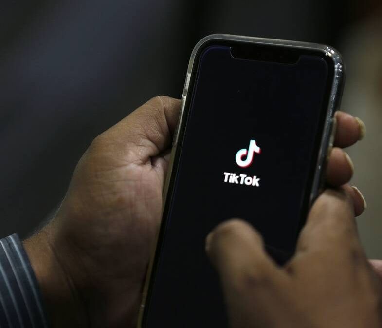 Βόμβα για TikTok: «Πόλος έλξης για παιδόφιλους» - Οι παγίδες των μέσων κοινωνικής δικτύωσης