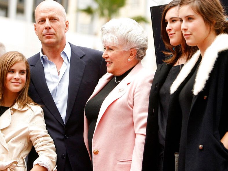 Η 90χρονη μητέρα του Bruce Willis έγινε «icon» στο LAPD  και η ιστορία της γίνεται viral