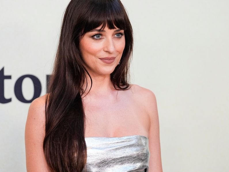 Η αγνώριστη Dakota Johnson ως Marilyn Monroe και όσα ξέρουμε για την ταινία «Flesh Impact»