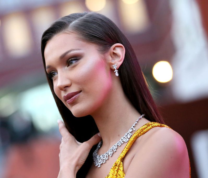 H Bella Hadid κάνει και πάλι hot τα jeans που φορούσαμε όλες στα 00s
