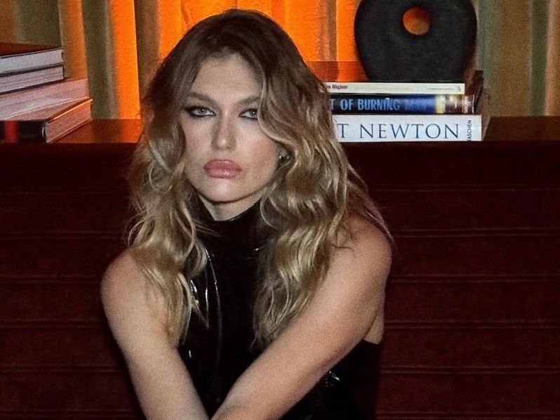 Η Κλέλια Ανδριολάτου με editorial waves στο Λος Άντζελες: Πώς θα αντιγράψεις το πιο sexy χτένισμα