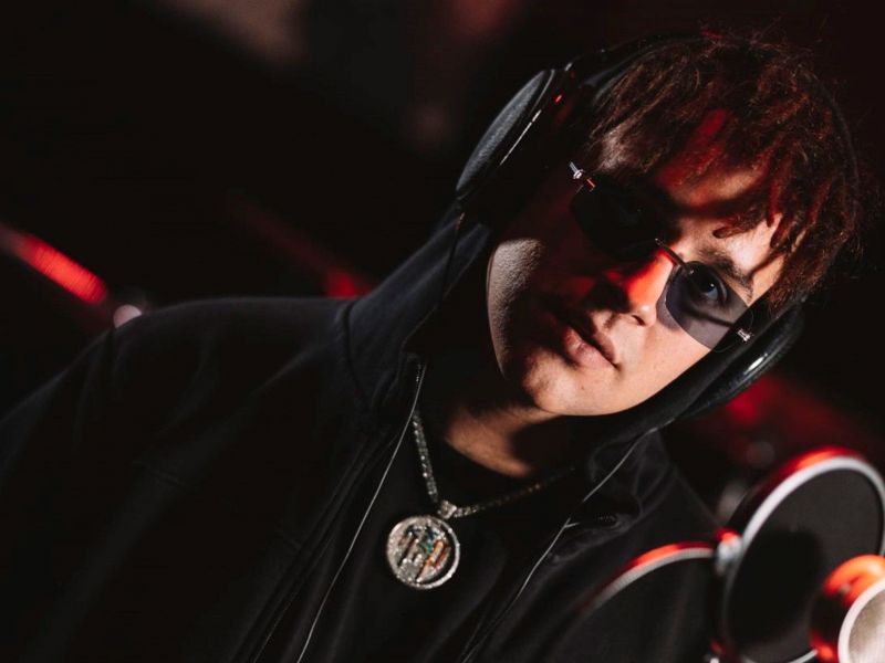 Για τον πολύπλευρο iLEEOo η ραπ, η τραπ και η κλασική μουσική πηγαίνουν μαζί