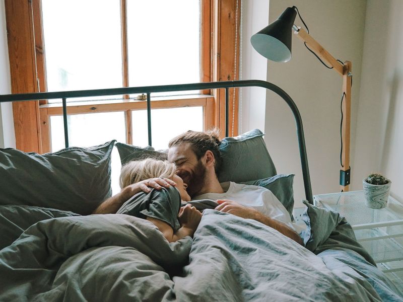 Πώς το sleep divorce θα ανανεώσει τη σχέση σου αυτό το καλοκαίρι;