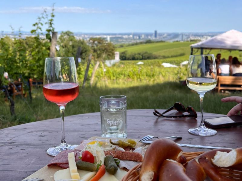 4 solo travelers μάς λένε τους καλύτερους προορισμούς για να ταξιδέψει μια γυναίκα μόνη το Πάσχα