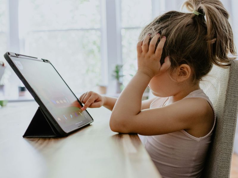 Όταν οι οθόνες παίρνουν μακριά τα παιδιά, πώς θα αποφύγουμε την αποξένωση μέσα στην οικογένεια;