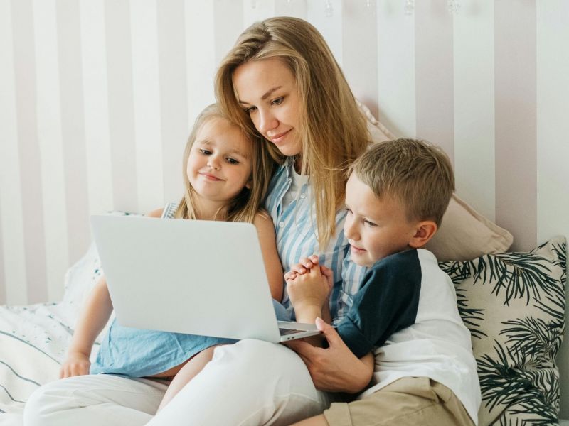 Οικογένεια και Νέες Τεχνολογίες: Μπορούν οι γονείς να γίνουν ψηφιακοί συνοδοιπόροι των παιδιών τους;