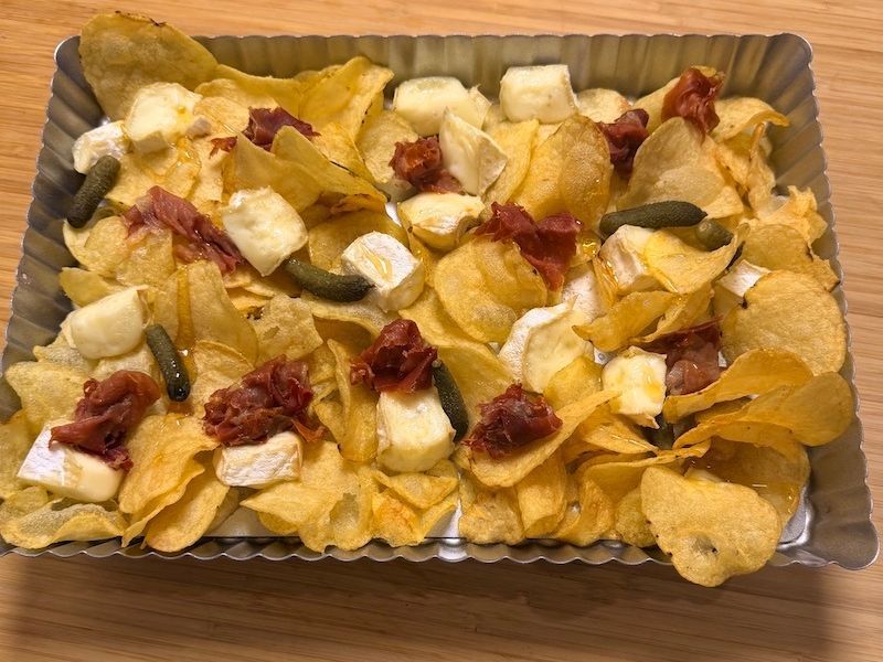 Charcuterie με τραγανά Chips, τυρί Brie, Προσούτο & Πίκλες