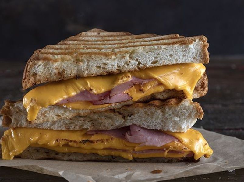 Άκης Πετρετζίκης: Τοστ με ζαμπόν και τυρί