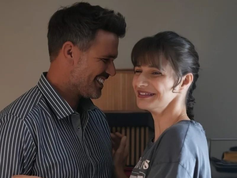 HOTEΛ ΕΛVIRA, πρεμιέρα: Ο γόης του τουρισμού Λεβεντογιάννης και τα αμήχανα σχόλια στο Χ για τη σειρά