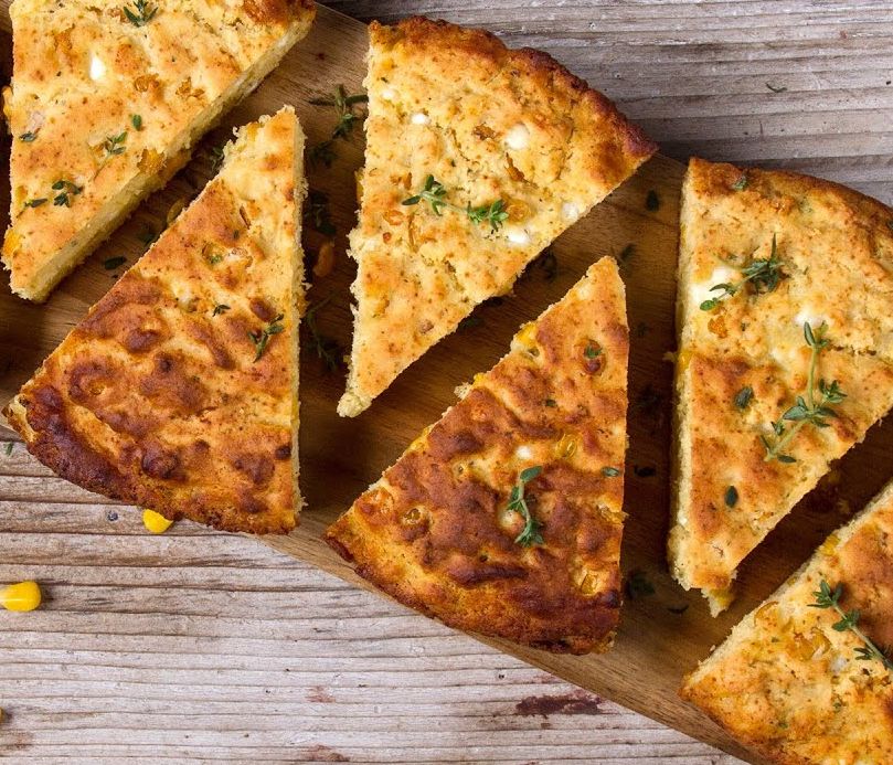 Άκης Πετρετζίκης: Καλαμποκόψωμο με φέτα