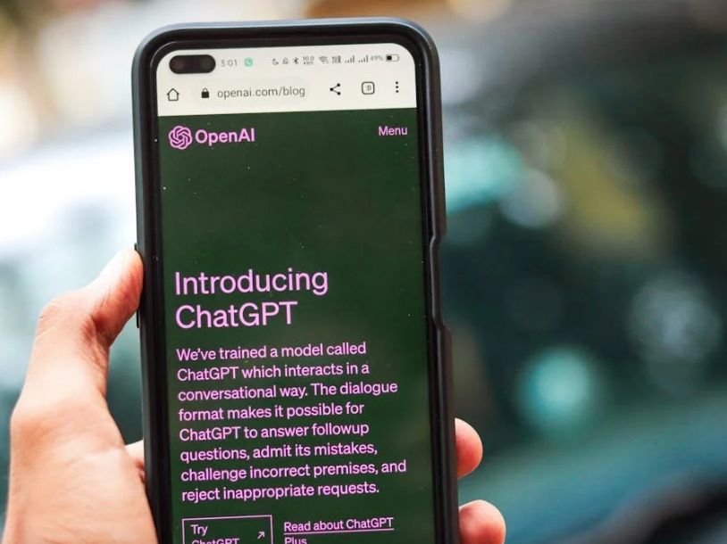 Μίλησες στο ChatGPT για τη σχέση σου; Γιατί μιλάμε σε ρομπότ για τα προσωπικά μας;