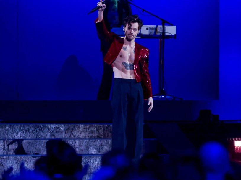 Ο Harry Styles μιλά για dating apps, αραίωση μαλλιών & στενά jeans - Oops ξέχασε την Zoë Kravitz!