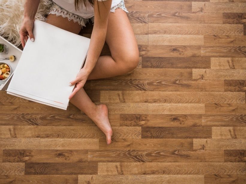 Πώς να εξαφανίσεις τις γρατζουνιές από το ξύλινο πάτωμα και να λάμπει σαν καινούριο