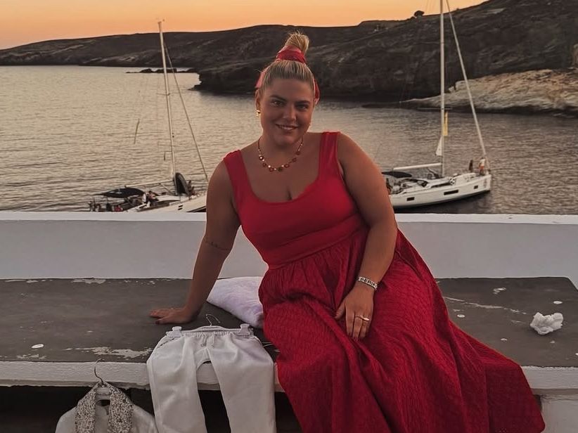 «Και το όνομα αυτού…Έρως»: Η Δανάη Μπάρκα έγινε ξανά νονά στην Σέριφο - Το κατακόκκινο φόρεμα