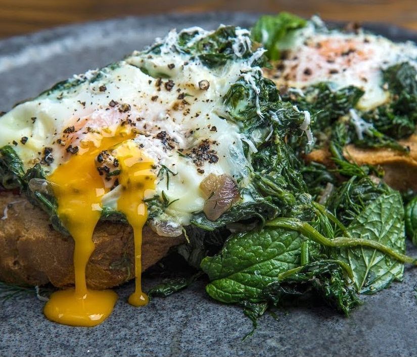 Αβγά φλωρεντίν του Άκη Πετρετζίκη