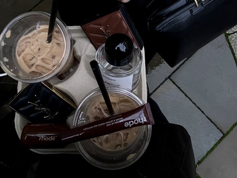 Coffee, but make it perfume: Τα αρώματα που μυρίζουν σαν τον καφέ σου και είναι εξίσου απολαυστικά